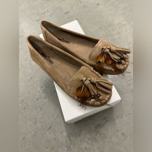 New Minnetonka Taupe Caprice Tassel Suede Hard Sole Womens size 7 Moccasin Flats